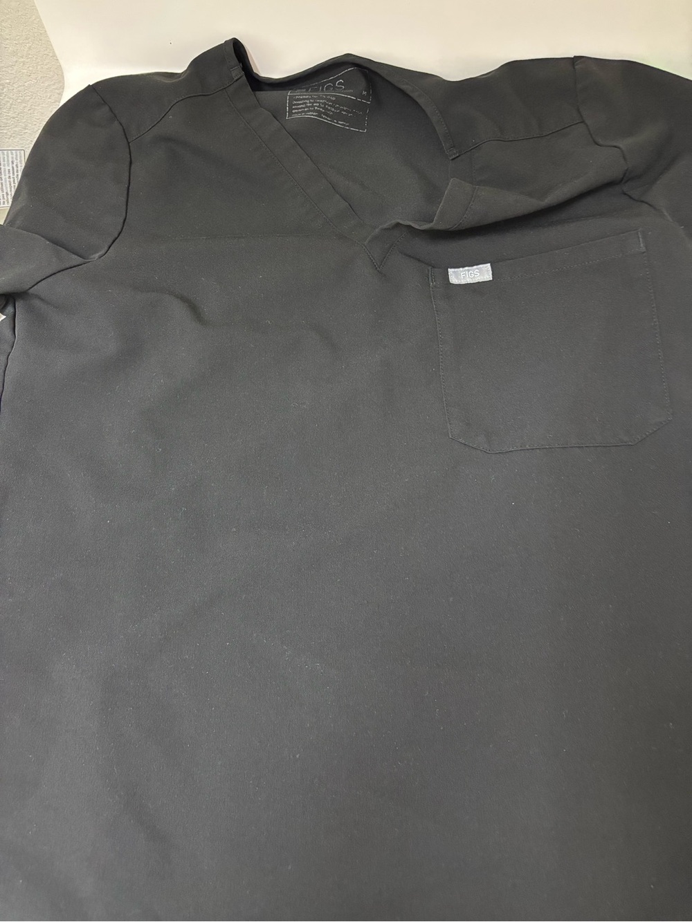 FIGS women’s Catarina Black Scrub Top - V-Neck Pocket - Picture 6 of 7